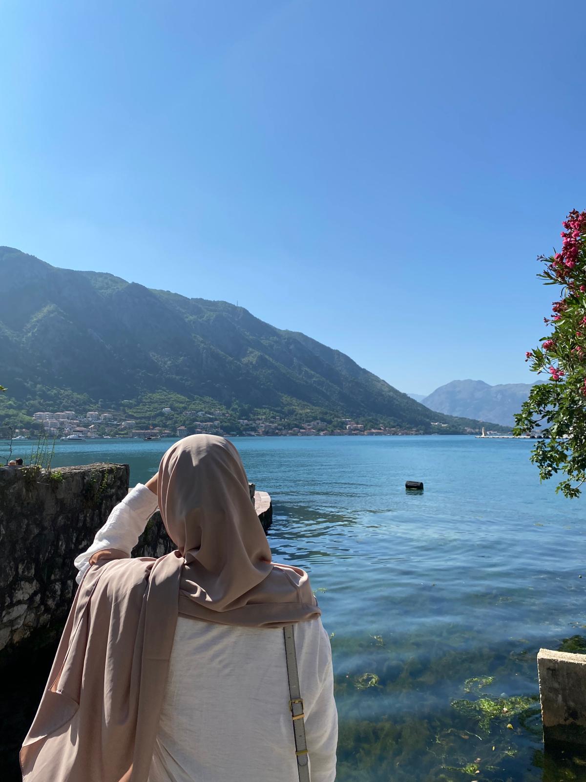 Oustadha Loujaine débute l’enseignement du Coran pour les enfants à l’âge de 16 ans. Elle se lance dans l’enseignement pour adultes à ses 18 ans au centre Shatibi IDF où elle enseigne toujours. Elle fonde l’institut Quran Quotidien en janvier 2024 en constatant la demande importante de soeurs motivées de se lancer dans la mémorisation du Coran. Après avoir fini la mémorisation du Coran à 17 ans auprès de sa mère et enseignante oustadha Bouchra, elle obtient deux ijazat auprès d’elle (hafs et qaloun). Elle étudie désormais les 7 lectures auprès de Cheikh Mohamed Achaibi, qui lui a transmit deux ijazat (warsh et ibn kathir). Elle poursuit son cursus universitaire en entamant un doctorat en sciences politiques.