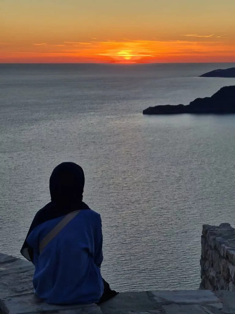 Oustadha Sarah débute la mémorisation du Coran et l’étude du tajwid à l’âge de 18 ans auprès d’oustadha Bouchra. Elle prévoit inshaAllah de clôturer son apprentissage en 2024 après 6 ans d’études. Oustadha Sarah est également étudiante en théologie musulmane à l’IESH de Paris, ainsi qu’en langue et civilisation arabe à l’université.  Elle a 2 ans d’expériences cumulées dans la gestion de projets européens et l’éducation non formelle. Sa douceur et sa pédagogie sont très appréciées de ses élèves et des participantes à ses diverses conférences animées durant le Ramadan. Enseignante passionnée, oustadha Sarah entame sa deuxième rentrée au sein de l’institut Quran Quotidien.