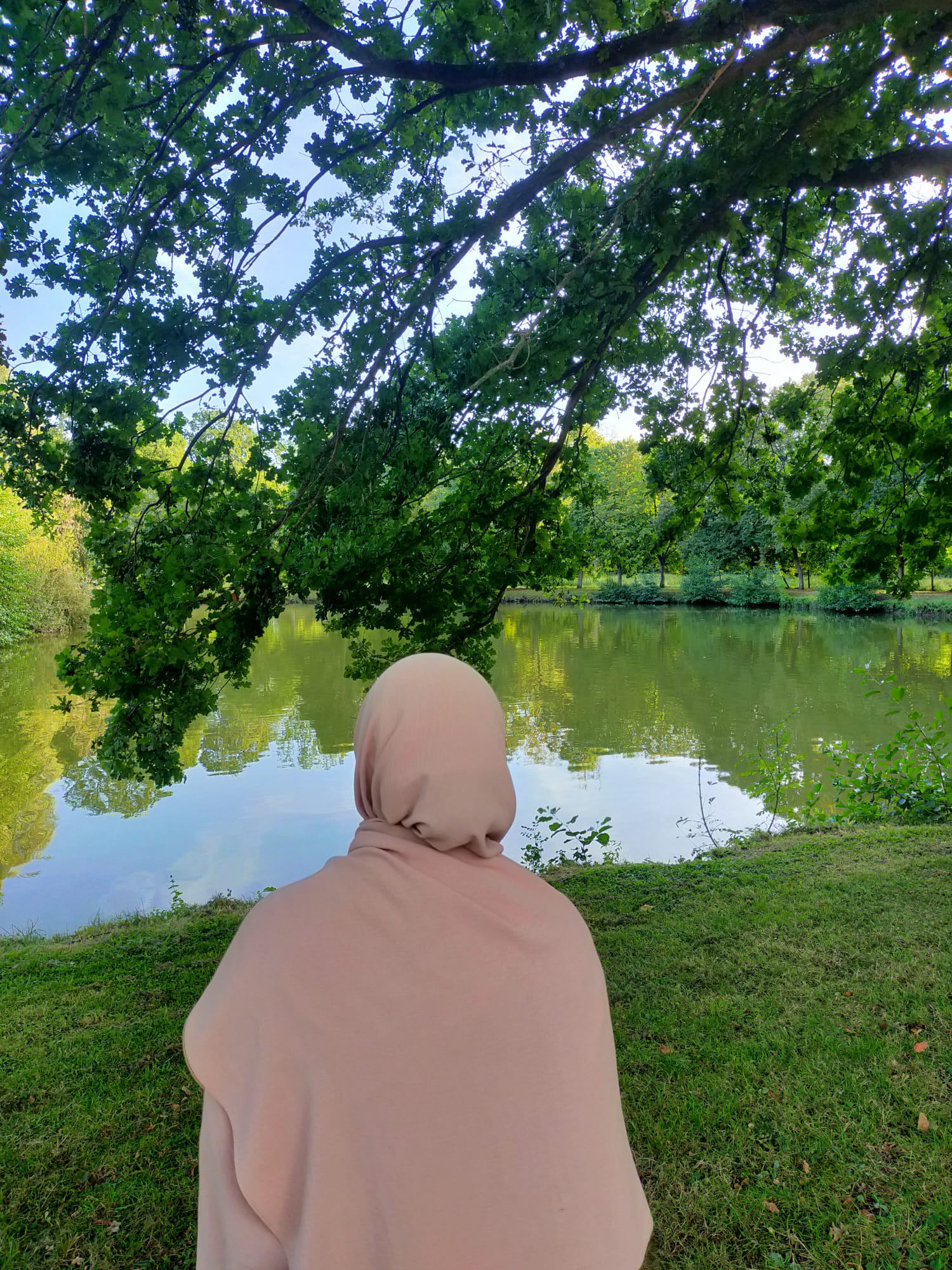 C’est en 2013 qu’oustadha Shadia débute son étude du Coran. Elle commence par la nouraniya, puis entame les cours de Coran auprès d’oustadha Bouchra à la mosquée de Gennevilliers. Suite à un déménagement, elle poursuit son étude à distance au centre Shatibi, et clôture la mémorisation du Coran pendant le ramadan en 2024 auprès d’oustadha Loujaine. Très appréciée de ses élèves en suivi d’été et de ses camarades de classe à Shatibi, oustadha Shadia se démarque par sa bienveillance et son suivi personnalisé accordé à chacune. Elle enseignera la tilawa pour l’année 2024-2025.