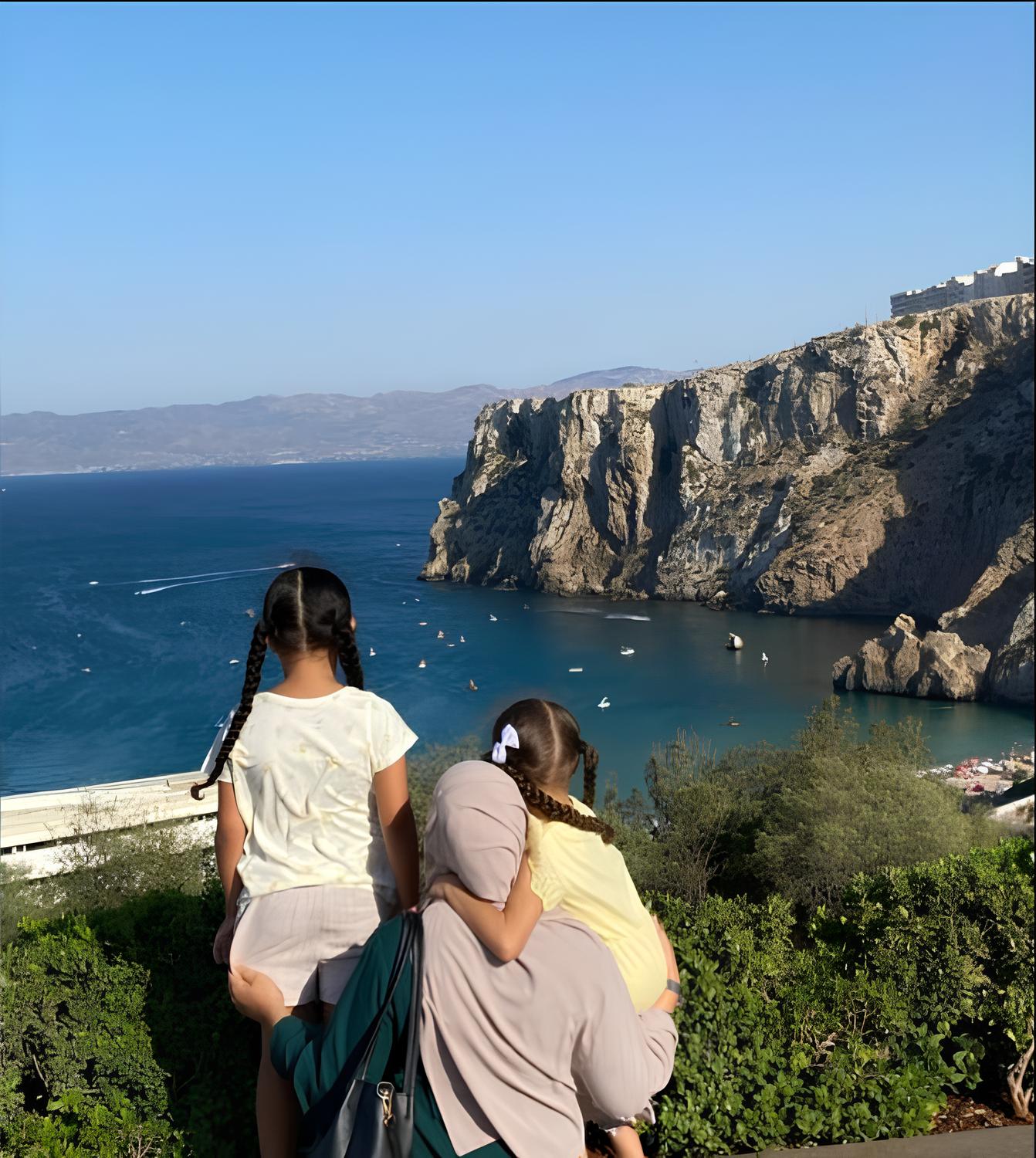 Oustadha Souad est l’exemple qui prouve que l’on peut allier vie de famille et apprentissage du Coran. Maman de 3 enfants, elle emprunte le chemin du Coran il y’a 12 ans auprès d’oustadha Bouchra. Elle clôture sa mémorisation en 2022 et débute désormais son ijaza en riwayat Hafs. Oustadha Souad est passionné par le tajwid et son étude. Elle s’est formée à la méthode Nouraniya, puis a enseigné le Coran aux enfants pendant 4 années, avant de commencer l’enseignement pour adultes il y’a 3 ans. Elle donne également des cours de tilawa pour les soeurs ayant déjà étudié les règles de tajwid. Oustadha est également diplômée d’une licence de droit.